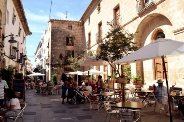 Outdoor dining