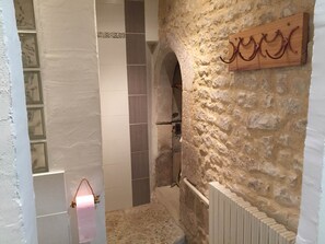 Salle de bain avec voute typique