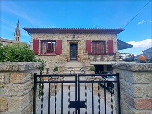 Entrée, balcon et terrasse. Village pittoresque calme à côté de St-Paul-Lejeune