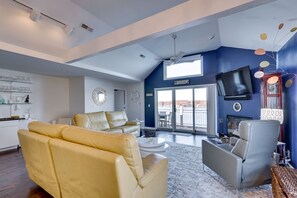 Living Room | 2 Sleeper Sofas | Fireplace | Smart TV | Free WiFi