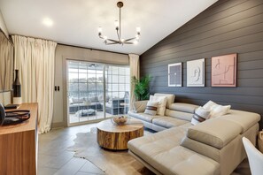 Living Room | Central A/C | Free WiFi | Smart TV