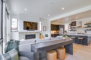Living Room | Free WiFi | Central A/C | Smart TV | Laptop-Friendly Workspace