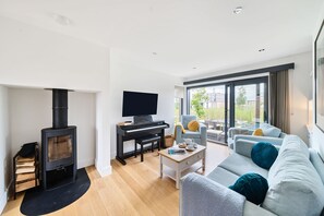 Equinox, Silverlake: The sitting area, with sliding patio doors to the garden