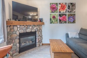 Living Room TV & Gas Fireplace 
