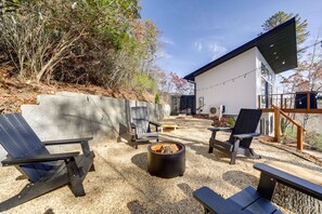 Home Exterior | Gas Fire Pit | Cornhole Set