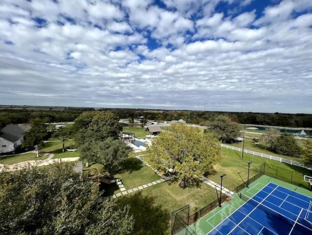 Amazing 2 BR Near Round Top Sleeps 6