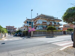 Sky, Plant, Building, Road Surface, Window, Tree, House, Urban Design, Neighbourhood, Street Light