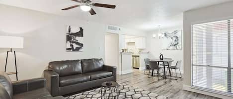 Conveniently located near Six Flags Over Texas, The University of Texas at Arlington, AT&T Stadium, and Globe Life Park, this modern upscale apartment is the place to be!