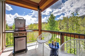 Bear Hollow 1404: Outdoor Patio: "Gas grill, table, chairs, and nature view for perfect relaxation."