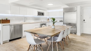 Full Kitchen with Dining Table