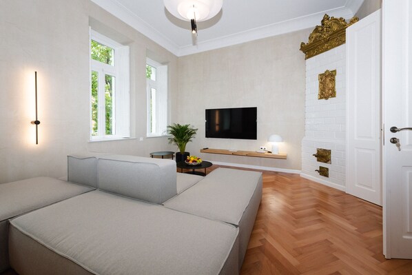 Wohnzimmer mit großer Couch