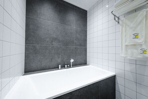 Badezimmer mit Badewanne