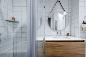 Badezimmer mit Dusche