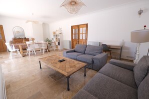 Holiday rental MOURIÈS house for rent living room