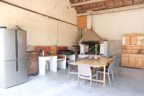 MOURIÈS holiday rental house to rent kitchen