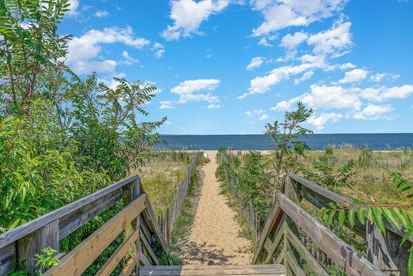 Just a 3 min walk to a beautiful quiet beach on the Chesapeake Bay.