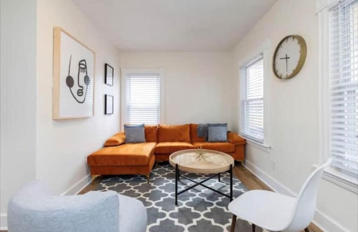 Big Family 2BR, Central Historic Mystic w/ parking