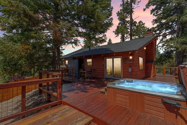 Welcome to Shasta Pines! A rustic mountain cabin hideaway with hilltop views of upper Moonridge.