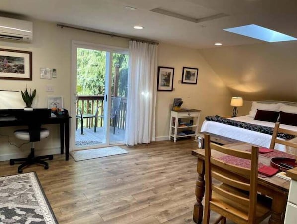 Light, bright, spacious Studio