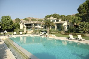Activities, Amenities, Balcony / Terrace / Patio, Building Exterior, Facilities, Garden, Main Entrance, People, Pool, Spring, Summer, Wellness