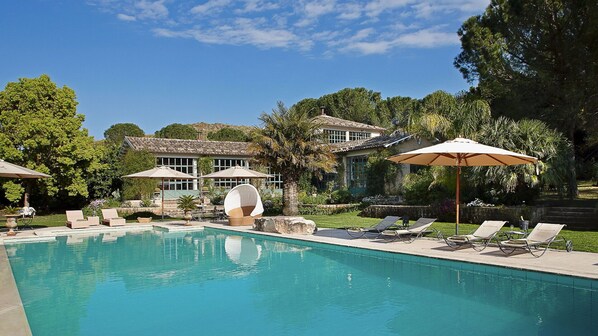 Activities, Amenities, Balcony / Terrace / Patio, Building Exterior, Facilities, Garden, Main Entrance, People, Pool, Spring, Summer, Wellness