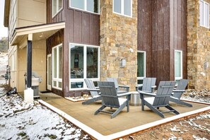 Private Patio & Fire Pit | Mountain View | Walk to Ski Lifts | Hot Tub Access