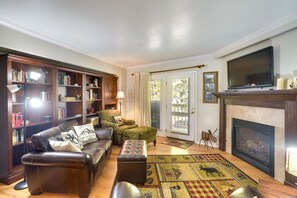 Living Room | Flat-Screen TV w/ Cable | Fireplace