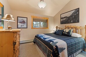 Upstairs Bedroom- King Bed