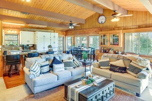 Living Room | Main Level | Central Heating | Free WiFi | Open Floor Plan