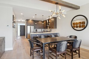 Gatlinburg Vacation 3 Bedroom Condo Rental with Pool and Mountai
