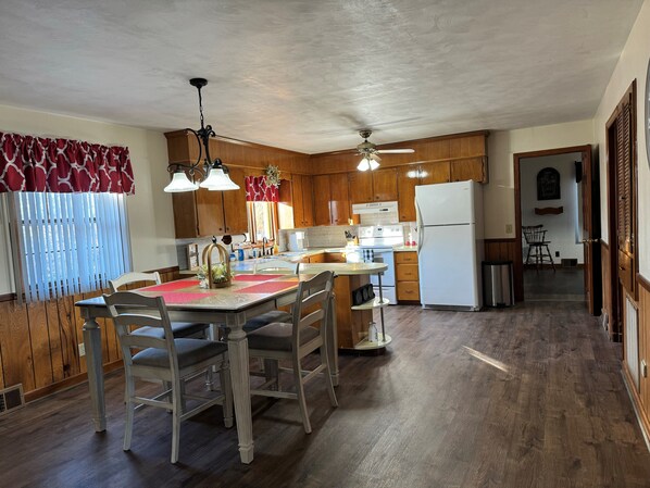 Eat in kitchen