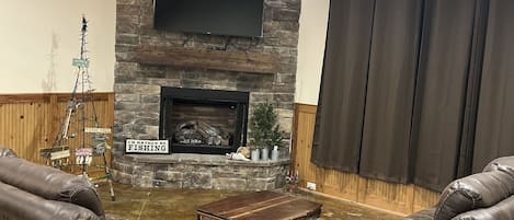 Living area with gas fire place 