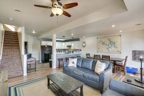 Living Room | Central Air Conditioning | Gorgeous Lake Views