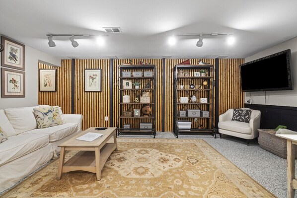 LIVING ROOM FULL VIEW WITH A QUEEN SOFA SLEEPER