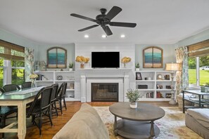 FIREPLACE, TV, open concept