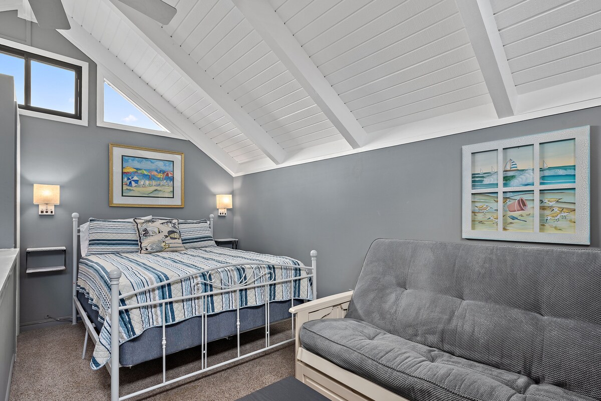 Updated 3BR/2BA Cottage! Close to beach! Golf Course Views! Amenity Cards Available!
