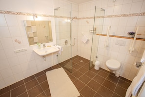 Whg 7, 100qm, 2 Schlafzimmer, Balkon-Dusche/WC