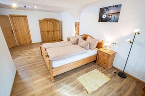 Whg 7, 100qm, 2 Schlafzimmer, Balkon-Elternzimmer