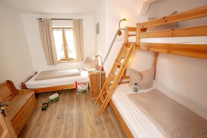 Whg 7, 100qm, 2 Schlafzimmer, Balkon-Kinderzimmer