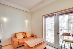 Living Room | Free WiFi | Central A/C & Heating