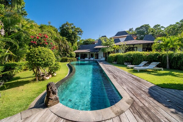 Swimming pool
