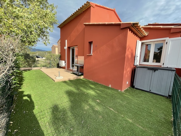 vue extérieure villa et du jardin privatif de 30 m2