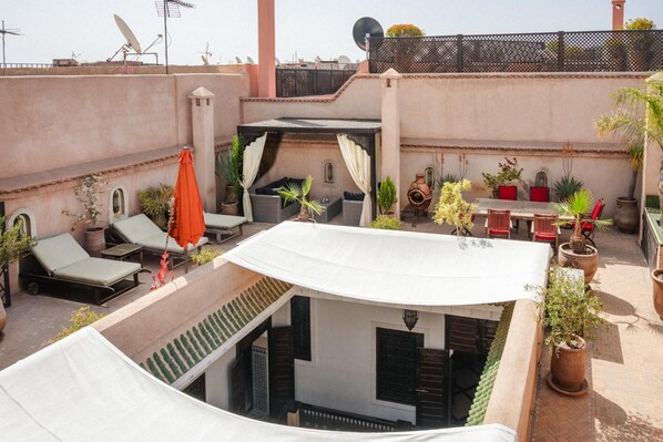 Dachterrasse mit Liegestühlen