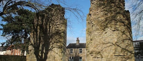 The house between the castle bastions