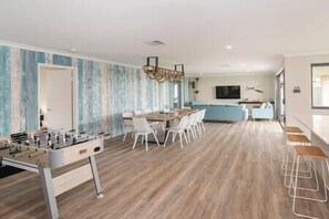 Dining area (2)