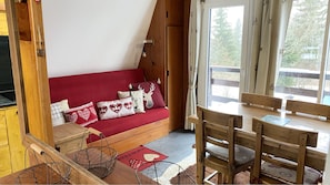 Salon à la décoration montagnarde, logement en location à Prémanon