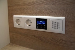 Einbauradio im Küchenbereich und Badezimmer vorhanden