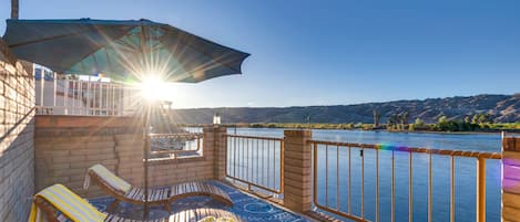 Get that sun-kissed skin with our lounges and patio umbrellas fronting the majestic riverview.