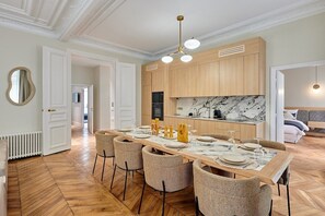  cuisine américaine entièrement équipée et grande table pour diner