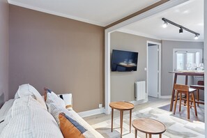 Salon avec canapé  et cuisine américaine